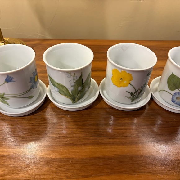 Other - Made in Japan Small planters with Saucers